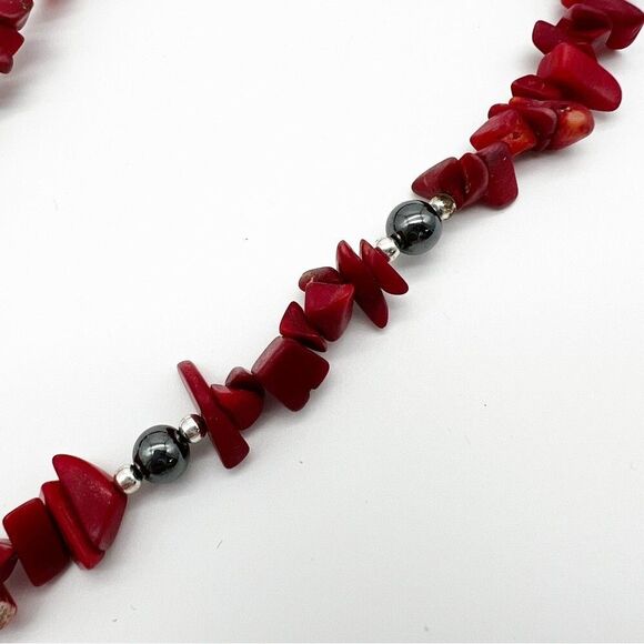 Red Stone Chip Gunmetal Gray Circle Pendant Fashion Necklace 15.5” - Picture 3 of 7